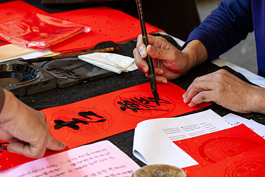 中國(guó)人的春節(jié)書(shū)法家手寫春聯(lián)
