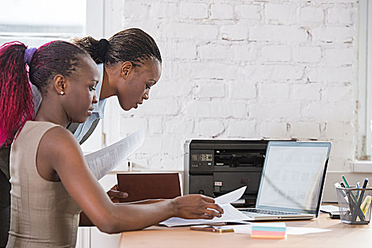 年轻,非洲,职业女性,办公室,协作,笔记本电脑