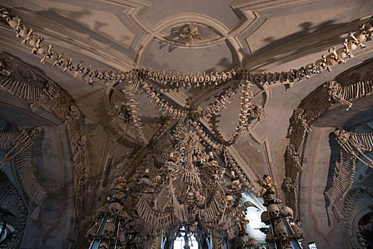 捷克著名景点人骨教堂室内人骨设计装饰