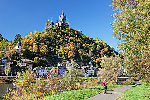 骑车,摩泽尔,城堡,秋天,科赫姆,莱茵兰普法尔茨州,德国,欧洲