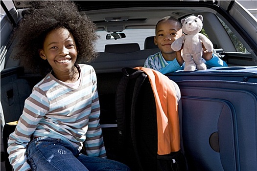 兄弟姐妹,6-10岁,背影,汽车,行李,男孩,拿着,玩具,微笑,头像