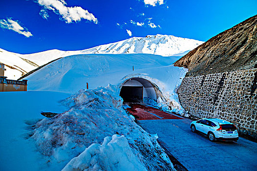 新疆,雪山,蓝天白云,隧道