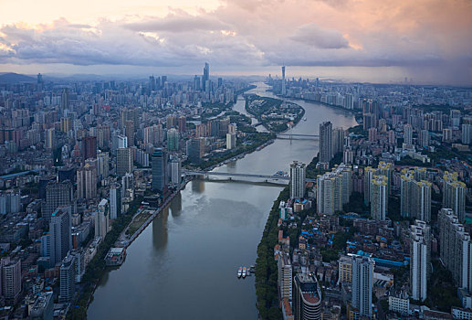中国广东广州,航拍日出时分的珠江两岸城市景观