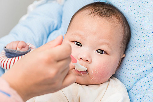 躺著吃米糊的亞洲低月齡嬰兒