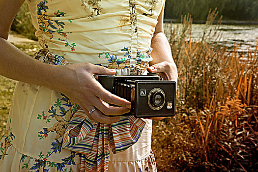 女人,拿着,折叠,相机,高,公园,多伦多,安大略省,加拿大