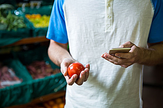 男人,拿着,西红柿,电话,购物,超市