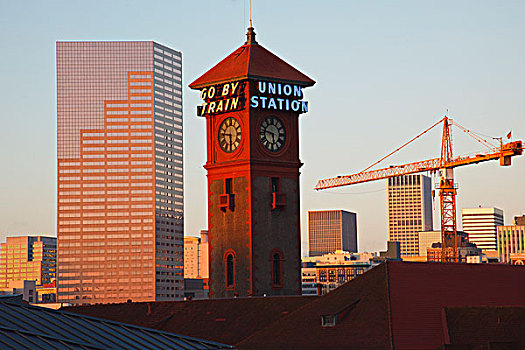 钟楼,联盟火车站,城市天际线,波特兰,俄勒冈,美国