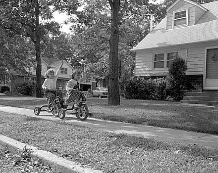 两个女孩,骑自行车,正面,房子