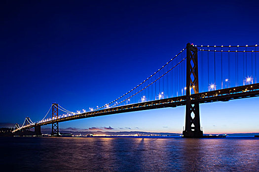 美国,加利福尼亚,旧金山,恩巴卡德罗,海湾大桥,黎明