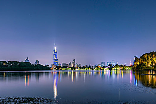南京玄武湖与城市建筑风光