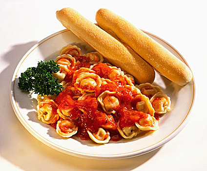 意大利式水饺,番茄酱,面包,棍