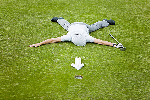 打高尔夫,躺着,果岭,后面,箭头,高尔夫球