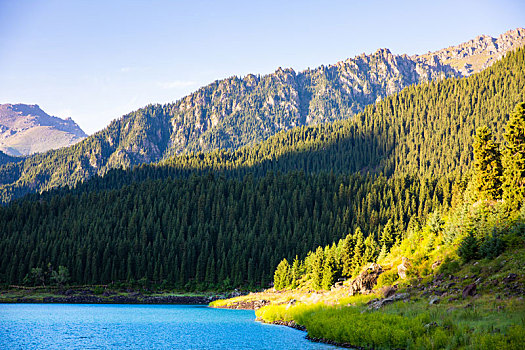 新疆天池夏季美丽湖面