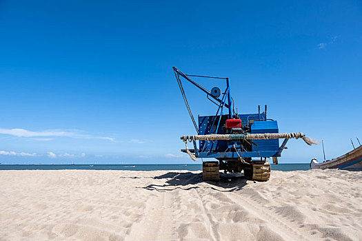沙滩上的拖拉机