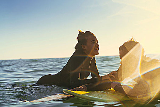 冲浪,情侣,靠着,冲浪板,海洋,新港海滩,加利福尼亚,美国