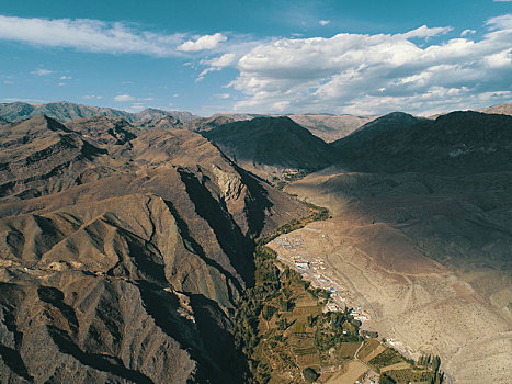 新疆哈密,航拍天山河谷绿洲秋色