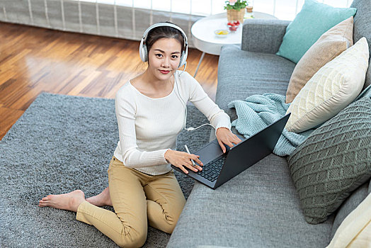 年轻女子在家使用电脑