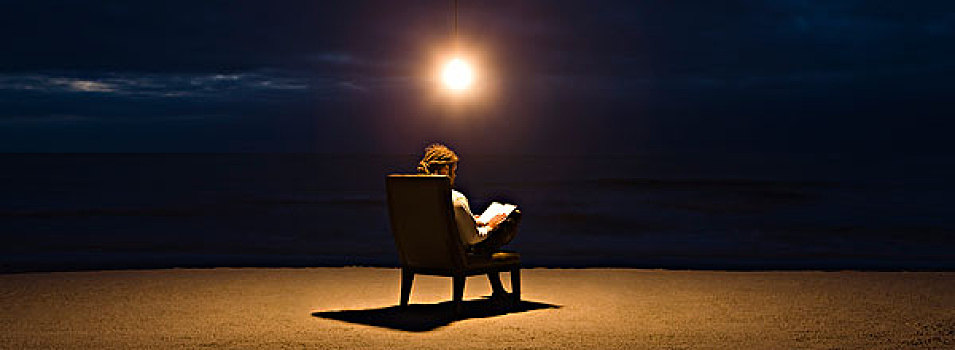 男人,坐,椅子,电灯泡,海滩,夜晚,读,书本