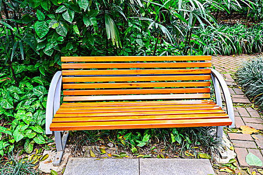 公园里供行人休息用的木质长椅