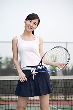 户外打网球的年轻女人