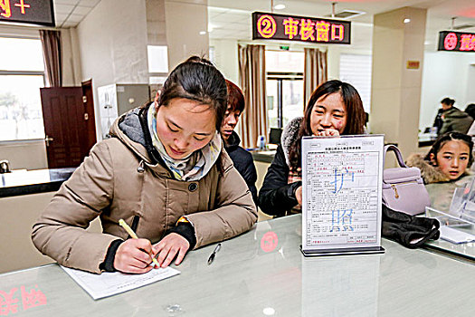 河南滑县,贫困县摆脱贫困2000人出国旅游淘金办理出入境手续