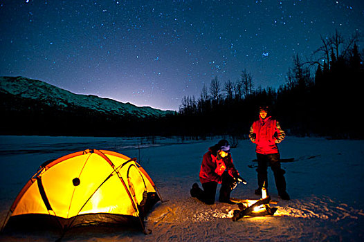 两个男人,温暖,营火,站立,靠近,灯光,帐蓬,营地,湖,楚加奇州立公园,阿拉斯加,冬天