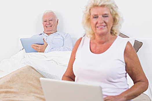微笑,老年夫妇,笔记本电脑,卧室
