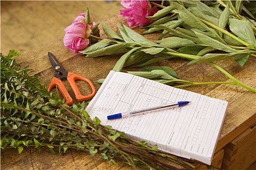 粉花,桌上,旁侧,笔记本,剪刀,花,店,特写,静物