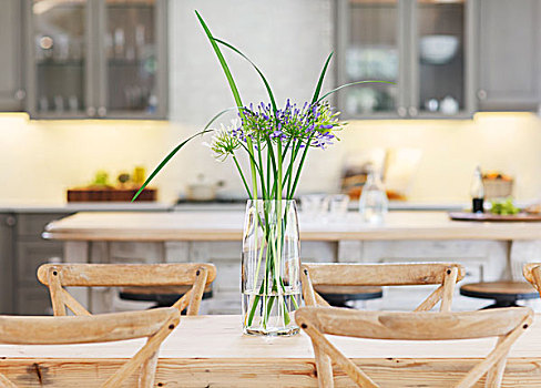 花,花瓶,木桌子
