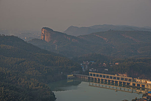 山,丹霞,河流,蓝天,黄昏,大气,田野,水电站,村庄,驴友,旅行,地质公园,丹霞地貌,绿色,灌木,树,草,水潭,素材,平面设计