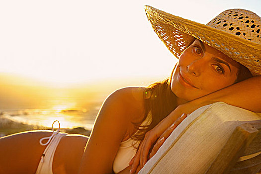 女人,戴着,草帽,躺着,沙滩椅