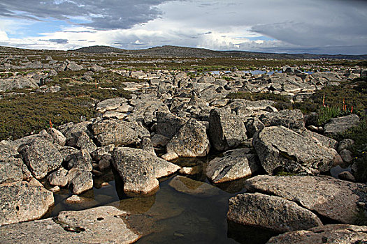 冰川遗址留下的岩石