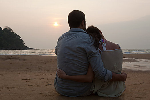 坐,夫妇,海滩,日落