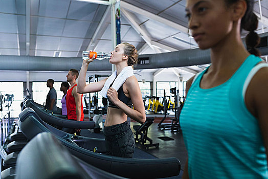 女人,饮用水,练习,跑步机,健身中心