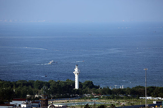 山东省日照市,蓝天白云下的海龙湾碧波万顷,游客乘坐游轮感受大海风情