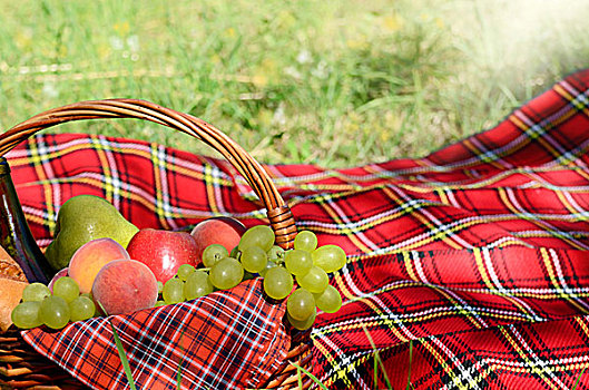 野餐篮,红色,餐巾,水果,面包,葡萄酒
