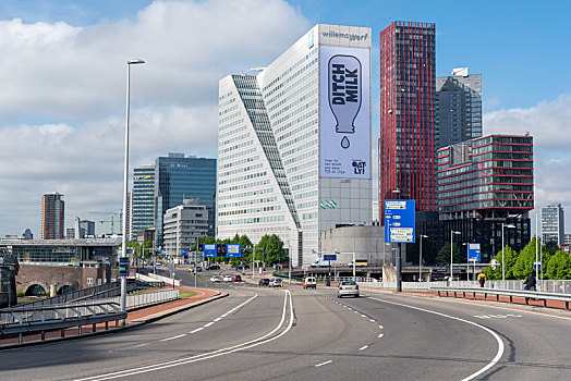 欧洲荷兰鹿特丹市中心的高楼大厦蓝天白云
