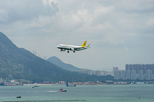 一架文莱皇家航空的客机正降落在香港国际机场