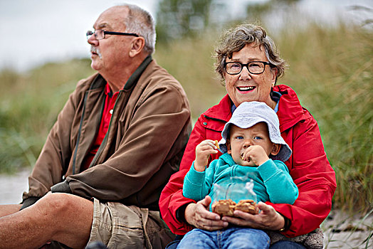 祖父母,孙子,坐,海滩