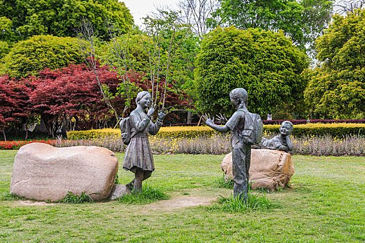 中国江苏省苏州金鸡湖湖畔公园小学生雕塑