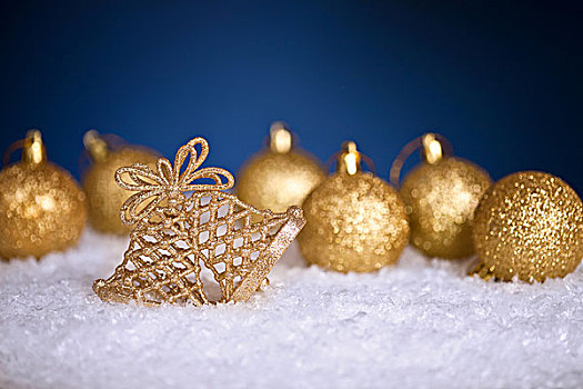金色,圣诞树装饰,雪中,蓝色背景,背景
