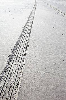 轮胎跟踪,湿砂,在海滩