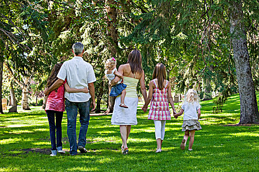 家庭,走,一起,公园,艾伯塔省,加拿大
