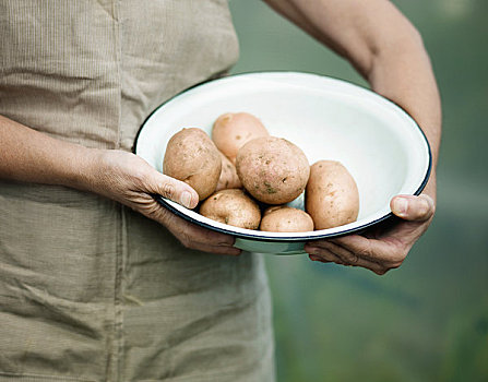 女性,拿着,碗,土豆