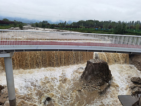 河水暴雨暴涨