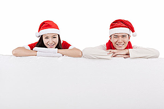 穿圣诞装的青年情侣和巨大的白板