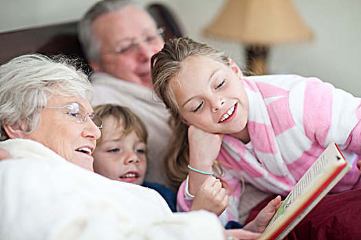 祖父母,孙辈,读,故事书,床上