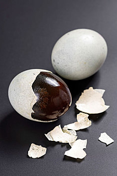 切好的松花蛋盛放在盘子中摆放在黑色背景上