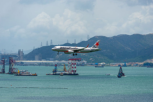 一架越南捷星太平洋航空的客机正降落在香港国际机场