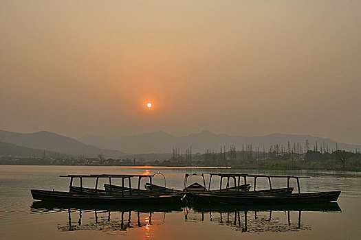 杨公堤西湖
